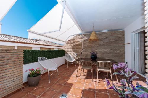 Balkoni atau teres di Boho Beach Apt Pool Gardens