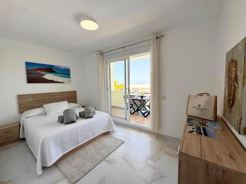 una camera da letto con un letto e vista sull'oceano di Modern Townhouse with Pool access ad Adeje
