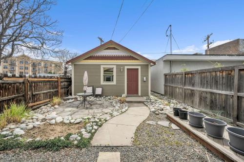 デンバーにあるStylish 2-Story Home - Perfect Denver Location homeの小さな家(フェンス、パティオ付)