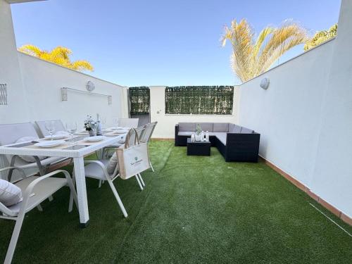 Modern Townhouse with Pool access