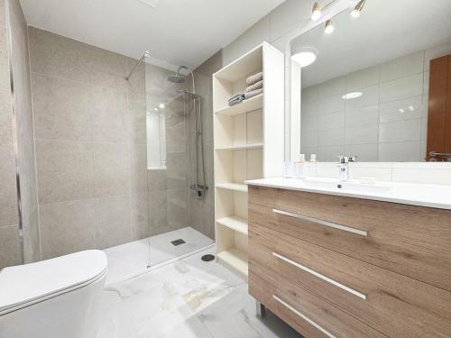 un bagno con wc, lavandino e doccia di Modern Townhouse with Pool access ad Adeje