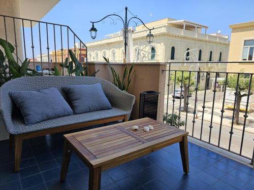 eine Couch und ein Couchtisch auf einem Balkon in der Unterkunft Gallipoli Elegant Stay in Gallipoli