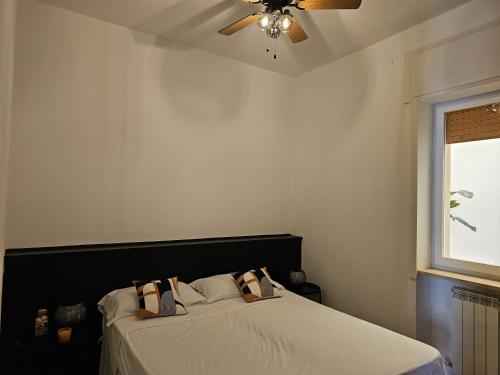 ein Schlafzimmer mit einem Bett mit Deckenventilator in der Unterkunft Gallipoli Elegant Stay in Gallipoli
