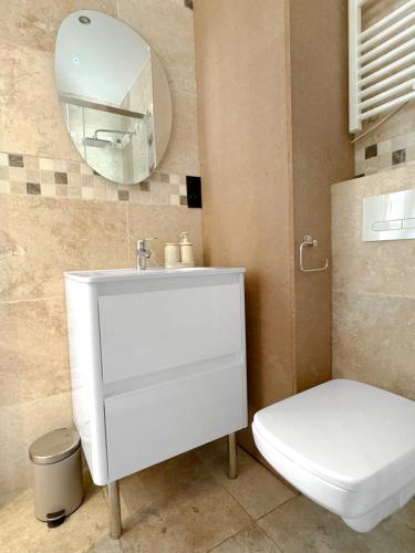 une salle de bain avec un lavabo blanc et des toilettes dans l'établissement Suite Palmiers d'Or Cannes, à Cannes
