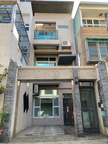 un edificio con entrada a un edificio en S & P House, en Tainan