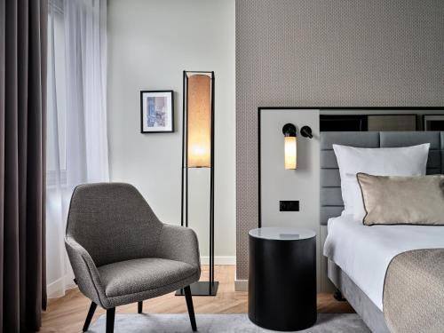En eller flere senge i et værelse på Leonardo Royal Hotel Warsaw