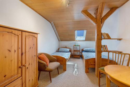 a small room with two beds and a ladder at Ferienwohnung 'am Park' in Rabenkirchen-Faulück