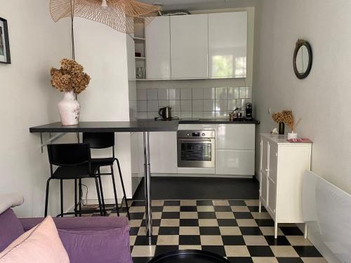 a kitchen with a counter and a table in a room at Dépendance calme avec jardin au coeur de Bordeaux in Bordeaux
