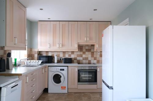Kuchyň nebo kuchyňský kout v ubytování Convenient 3 Bedroom House with Garden in Luton