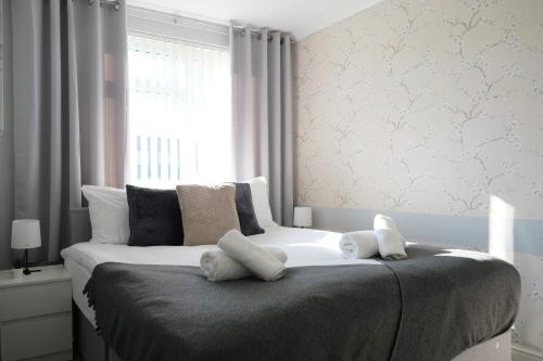 Postel nebo postele na pokoji v ubytování Convenient 3 Bedroom House with Garden in Luton