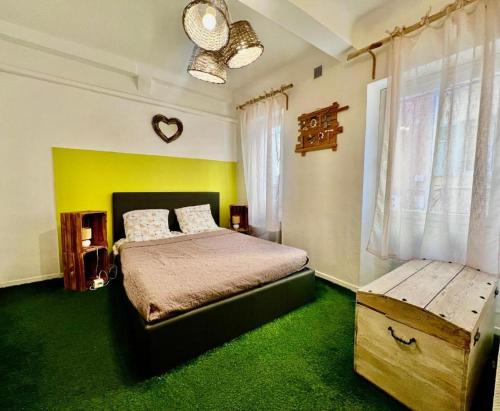 une chambre avec un lit et un banc dans l'établissement Appartement T2 - Côté port au coeur de Bandol, à Bandol