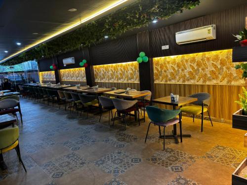 Un restaurante o sitio para comer en Hotel Legacy