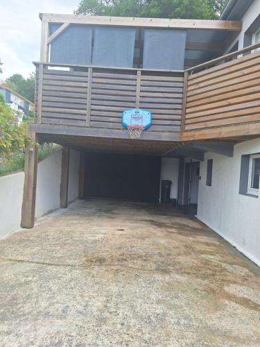 Το κτήριο όπου στεγάζεται  το διαμέρισμα