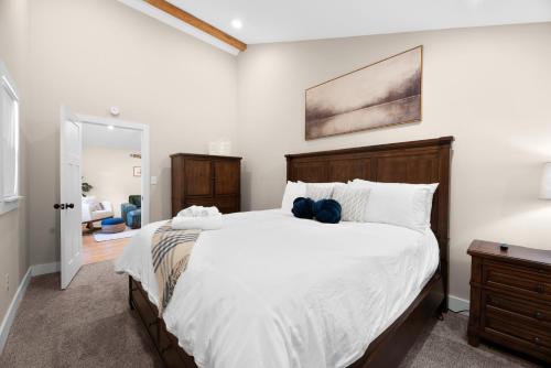 a bedroom with a large bed with white sheets at Buckeye Lake Cottage in Buckeye Lake