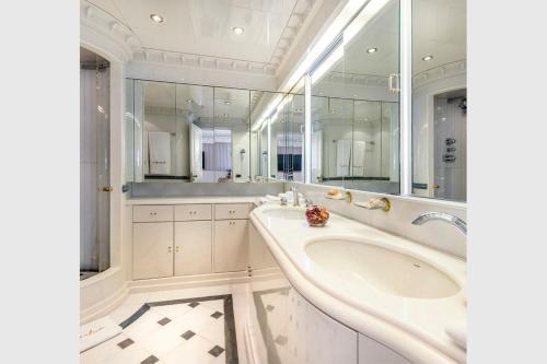 une salle de bain avec deux lavabos et un grand miroir dans l'établissement MY JoJo, à Cannes