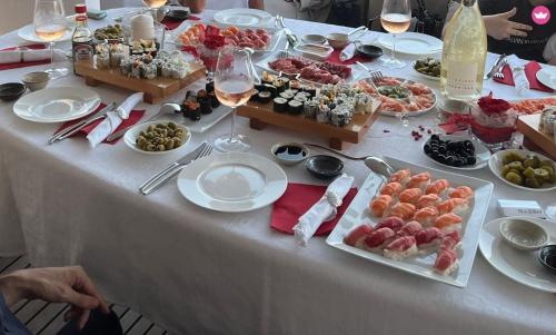 - une table avec des aliments et des assiettes dans l'établissement MY JoJo, à Cannes