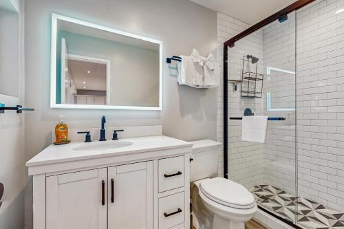 une salle de bain avec un lavabo, des toilettes et une douche dans l'établissement Mammoth Ski & Racquet 93K, à Mammoth Lakes