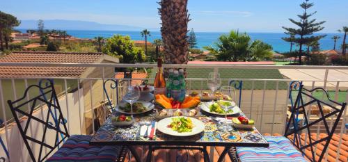 Φωτογραφία από το άλμπουμ του Ninfa Sul Mare Apartments 50 M E T R I dal Mare Best Breakfast and Free Parking σε Capo Vaticano