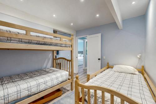 - une chambre avec 2 lits superposés et un couloir dans l'établissement Mammoth Ski & Racquet 93K, à Mammoth Lakes