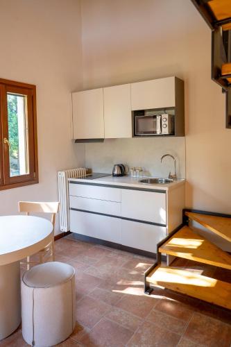 Η κουζίνα ή μικρή κουζίνα στο Borgo Segreto del Garda
