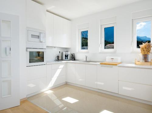 Deluxe 3 bedroom apartment with sea view