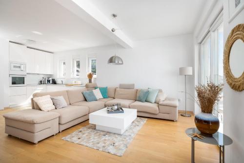 Deluxe 3 bedroom apartment with sea view