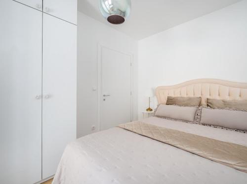 Deluxe 3 bedroom apartment with sea view