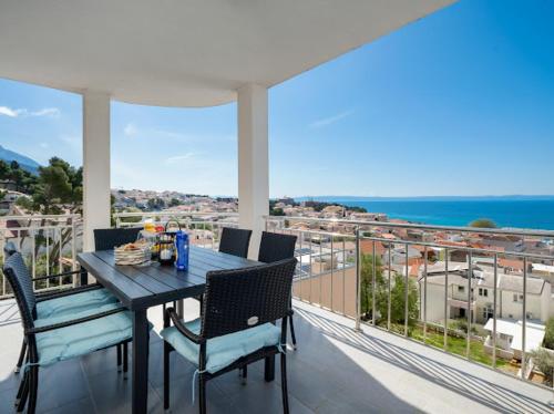 Deluxe 3 bedroom apartment with sea view