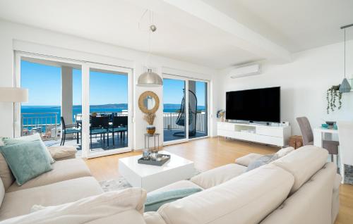Deluxe 3 bedroom apartment with sea view