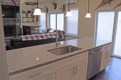 AlbrightsvilleにあるLuxury 6 BR Rebel Ridge Retreat-Sleeps 16-Hot Tub & Linens Includedのシンクとカウンタートップのあるキッチン