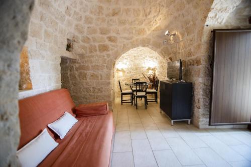 ein Wohnzimmer mit Sofa und Tisch in der Unterkunft Esclusiva tenuta salentina by Pugliadamare in San Michele Salentino