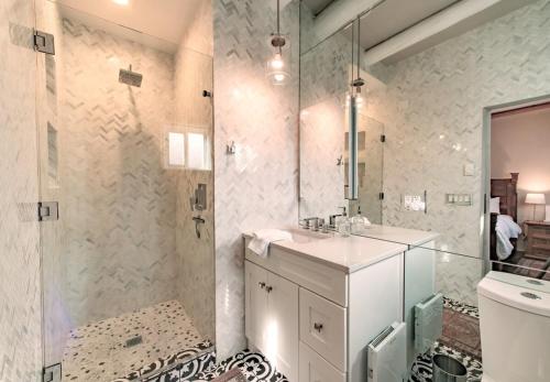 Un baño con lavabo, ducha e inodoro. en Charming Downtown Adobe Casita Spacious 450 Sq Ft, King Bed and Patio, en Santa Fe