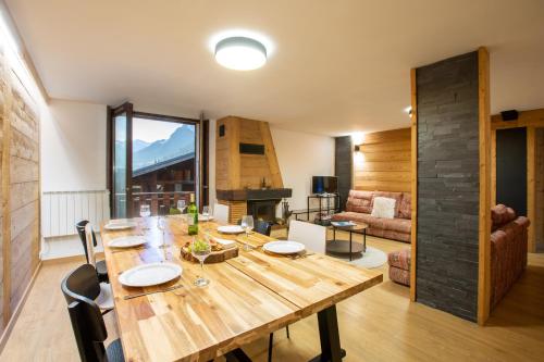 - une salle à manger et un salon avec une table en bois dans l'établissement Comfortable and Spacious Morzine Apartment, à Morzine
