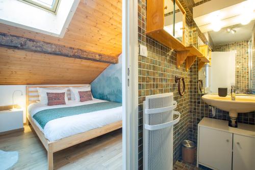 - une chambre avec un lit et un lavabo dans l'établissement Comfortable and Spacious Morzine Apartment, à Morzine