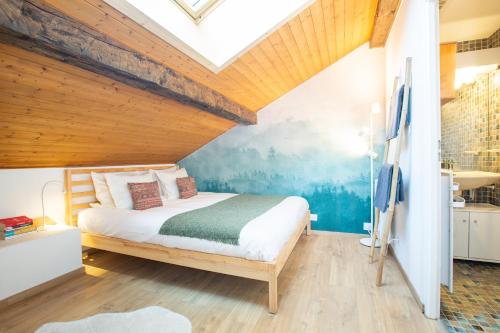 une chambre avec un lit avec un tableau sur le mur dans l'établissement Comfortable and Spacious Morzine Apartment, à Morzine