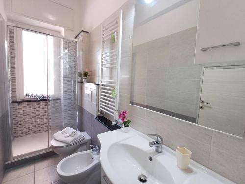 Un baño blanco con lavabo e inodoro. en Utri House by Holiday World, en Génova