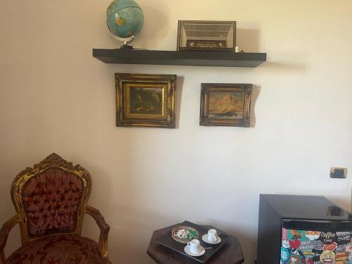 Camera con sedia, tavolo e TV di La Casa di Dante Fiesole a Trespiano