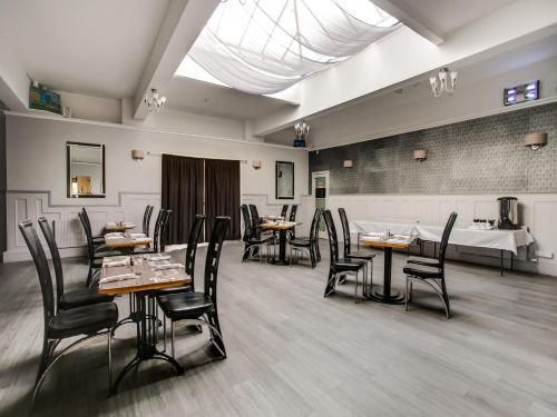 Posezení v ubytování OYO Gin House Hotel