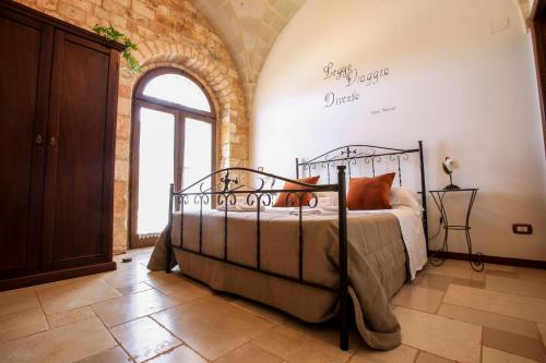 A bed or beds in a room at trullo degli ulivi con piscina e vasca per bambini