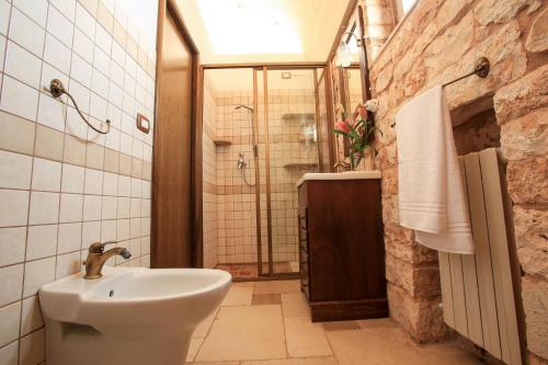 A bathroom at trullo degli ulivi con piscina e vasca per bambini