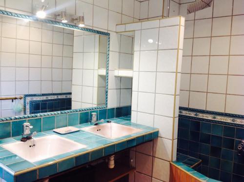 une salle de bain avec un lavabo et un miroir dans l'établissement La GUIRAMANDE, à Aix-en-Provence