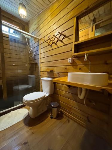 a bathroom with a toilet and a sink at Bangalô in Ilha de Boipeba