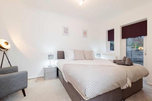 Ένα ή περισσότερα κρεβάτια σε δωμάτιο στο Spacious 4 Bed House w Parking in Milton Keynes