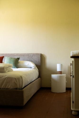 Ένα ή περισσότερα κρεβάτια σε δωμάτιο στο Borgo Segreto del Garda