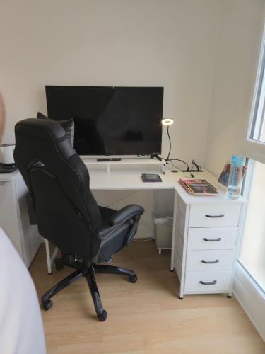- un bureau avec une chaise et un ordinateur dans l'établissement Chambres à 15 mn du centre et 10 mn des 24H par le Tram, au Mans