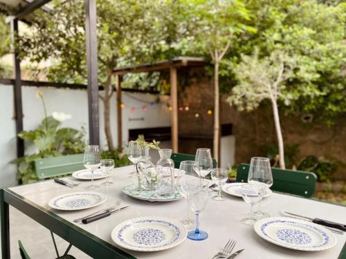 une table avec des assiettes et des verres à vin dessus dans l'établissement 