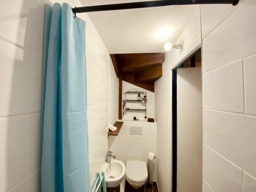 une salle de bain avec toilettes et lavabo dans l'établissement 