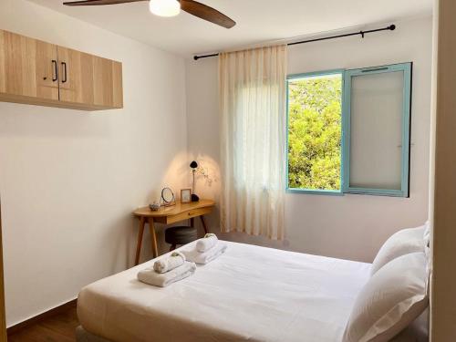 une chambre avec un lit blanc et une fenêtre dans l'établissement 