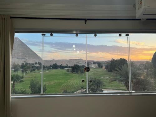 Pyramids View Apartment, 5 Minutes from the Grand Egyptian Museum