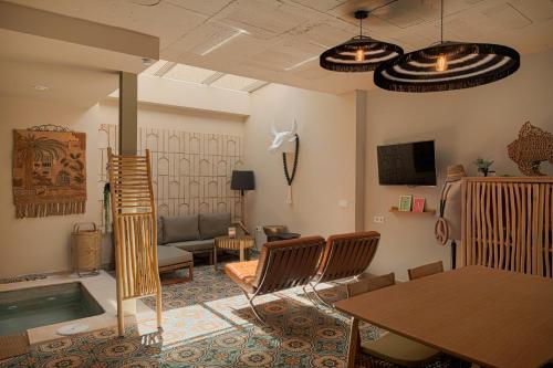un soggiorno con un divano e un tavolo di Casa Pia by Caleta Homes a Málaga